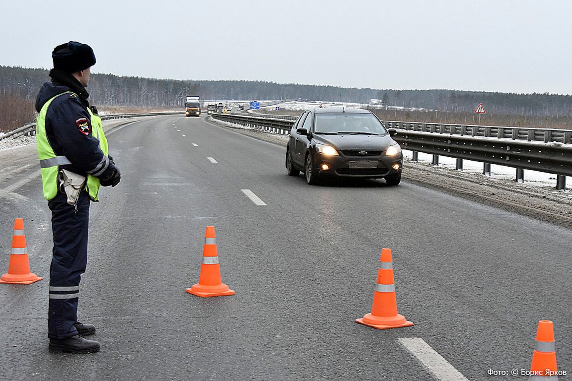 Женщину на Peugeot занесло: автомобиль спровоцировал крупное ДТП -  «Уральский рабочий»